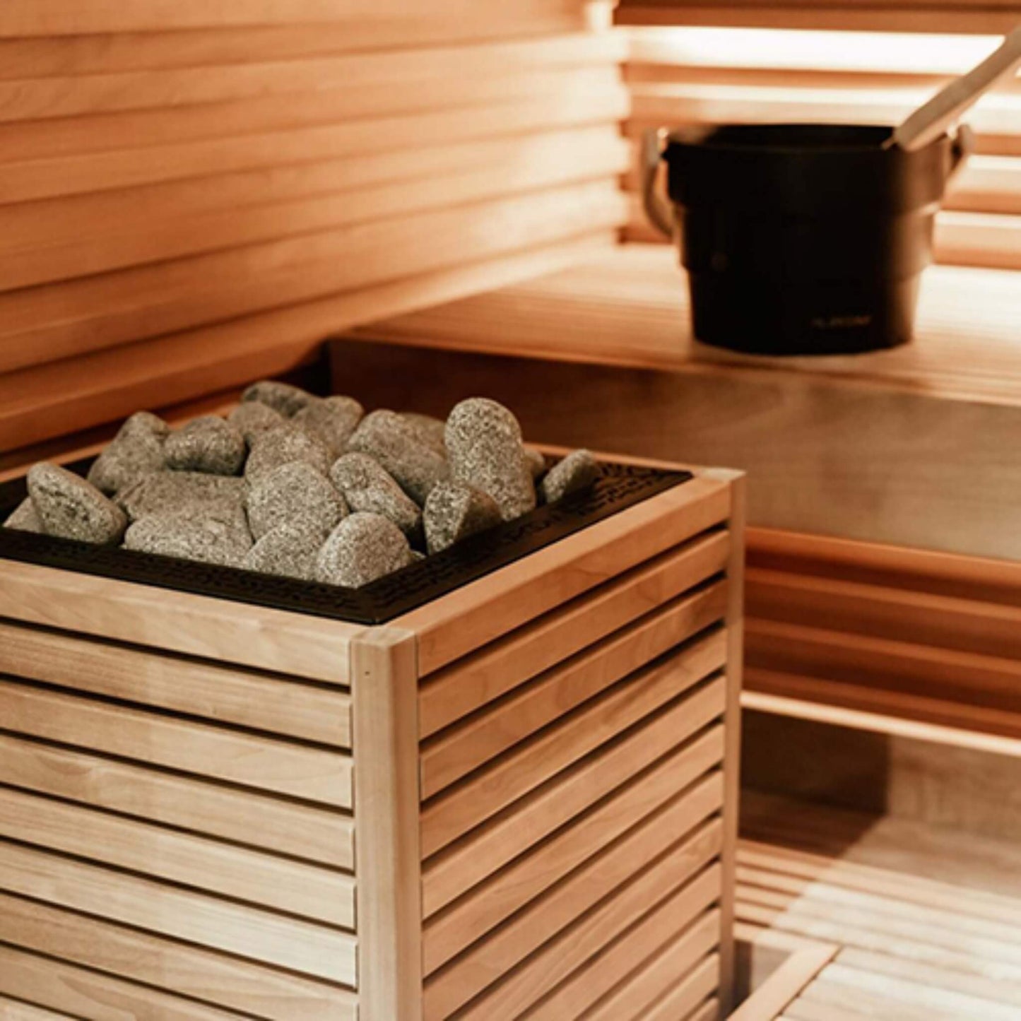 Calentador de sauna exterior de madera de álamo Huum Core Thermo-Aspen con controlador local UKU y piedras